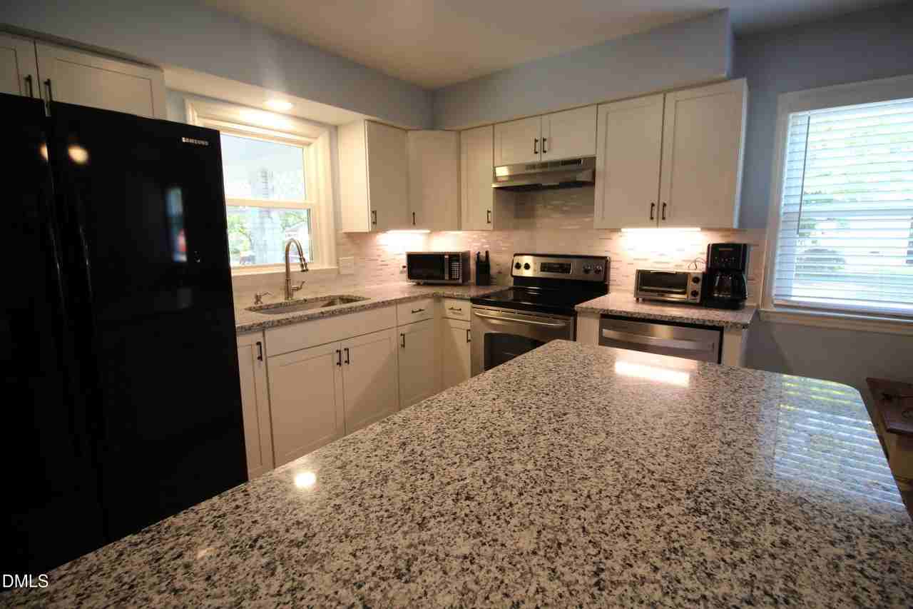 113 Ne 57th St - Photo 5 of 32
