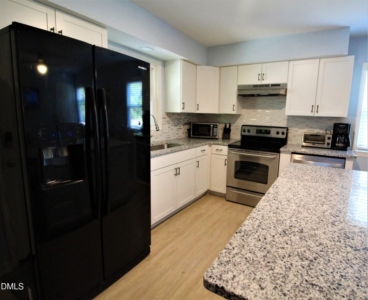 113 Ne 57th St - Photo 6 of 32