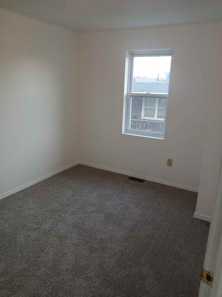 501 Jackson Ave #H - Photo 3 of 10