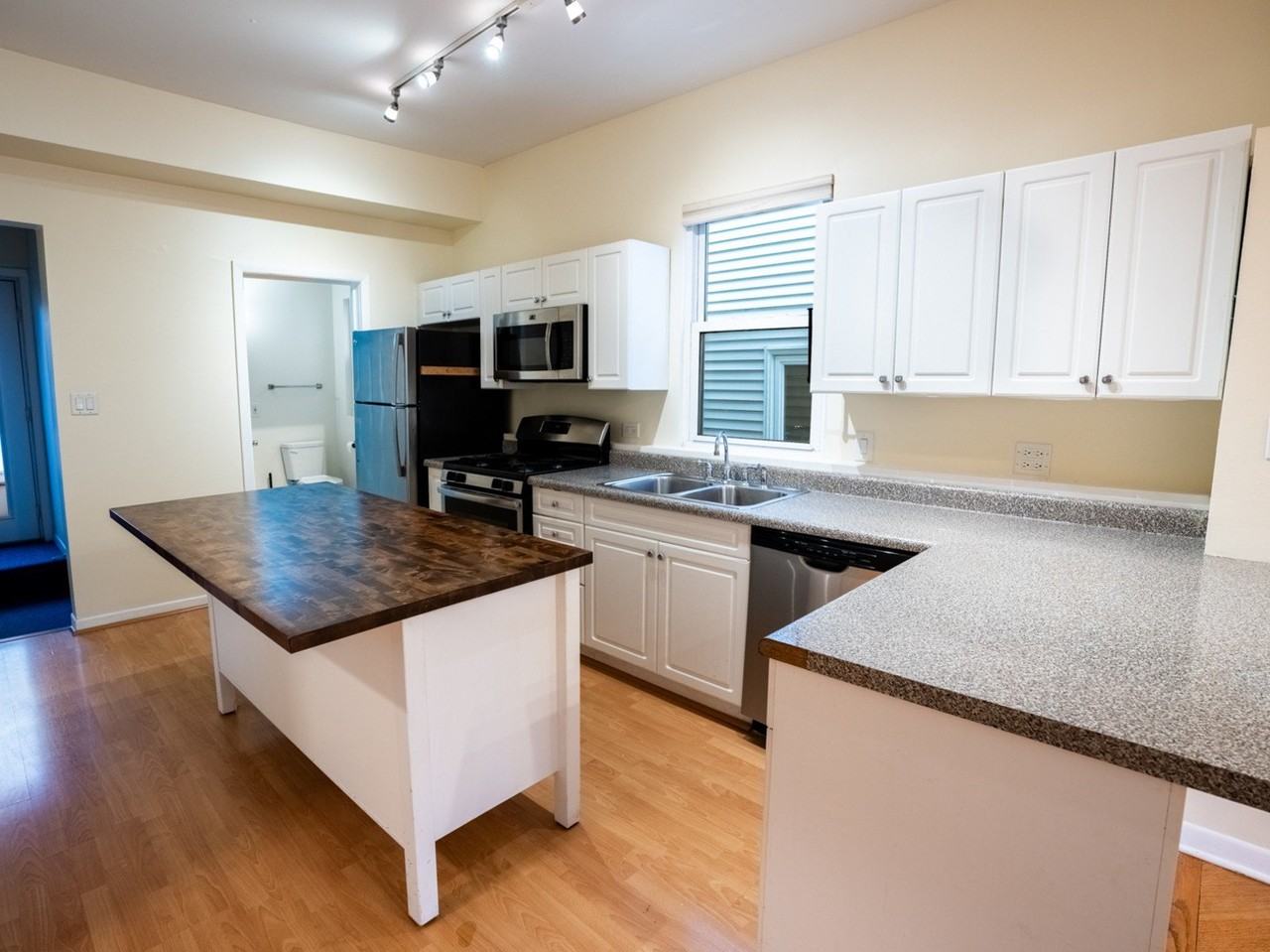 1528 W Diversey Pkwy Apt 3 #3 - Photo 4 of 15