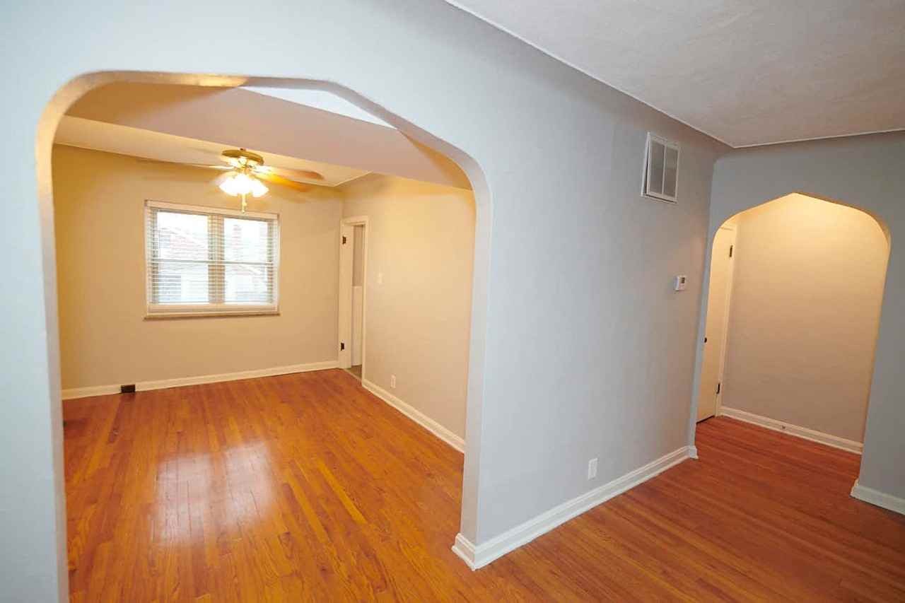 5823 Lindenwood Ave - Photo 4 of 8