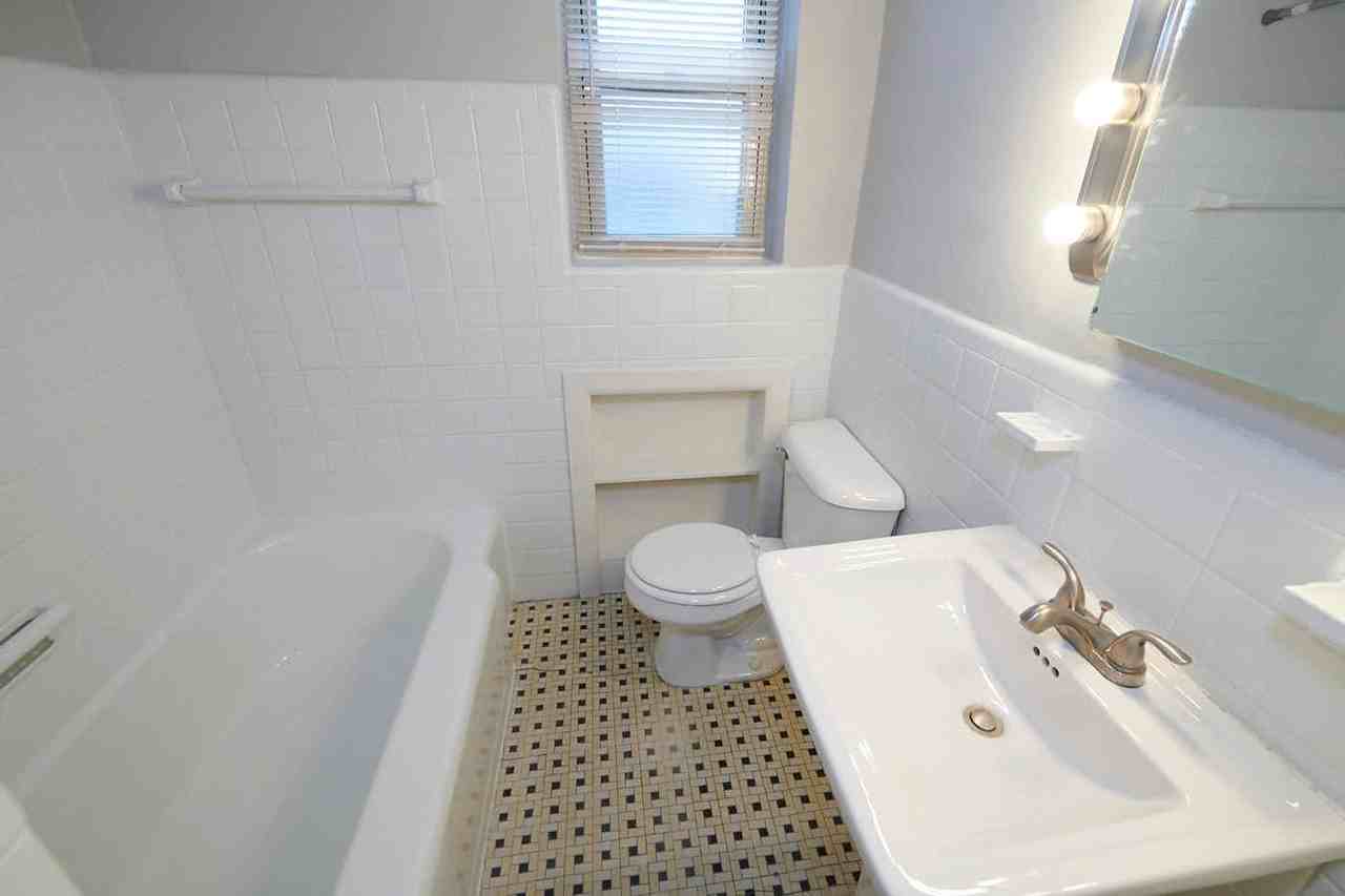 5823 Lindenwood Ave - Photo 7 of 8