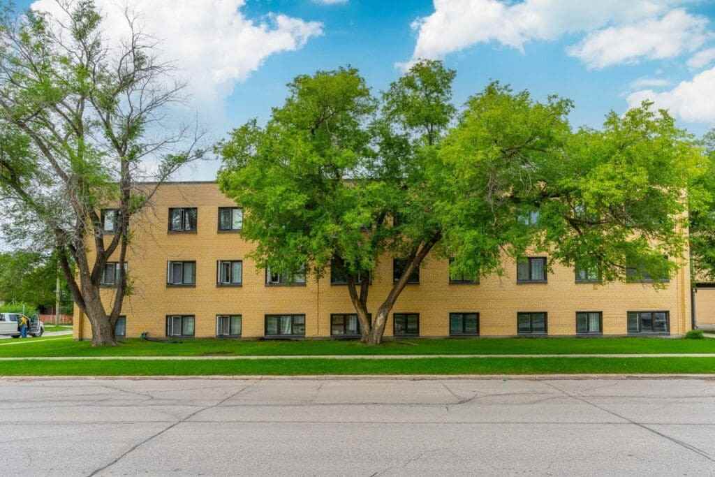 Lady Dale & Lady Robin - Photo 2 of 3