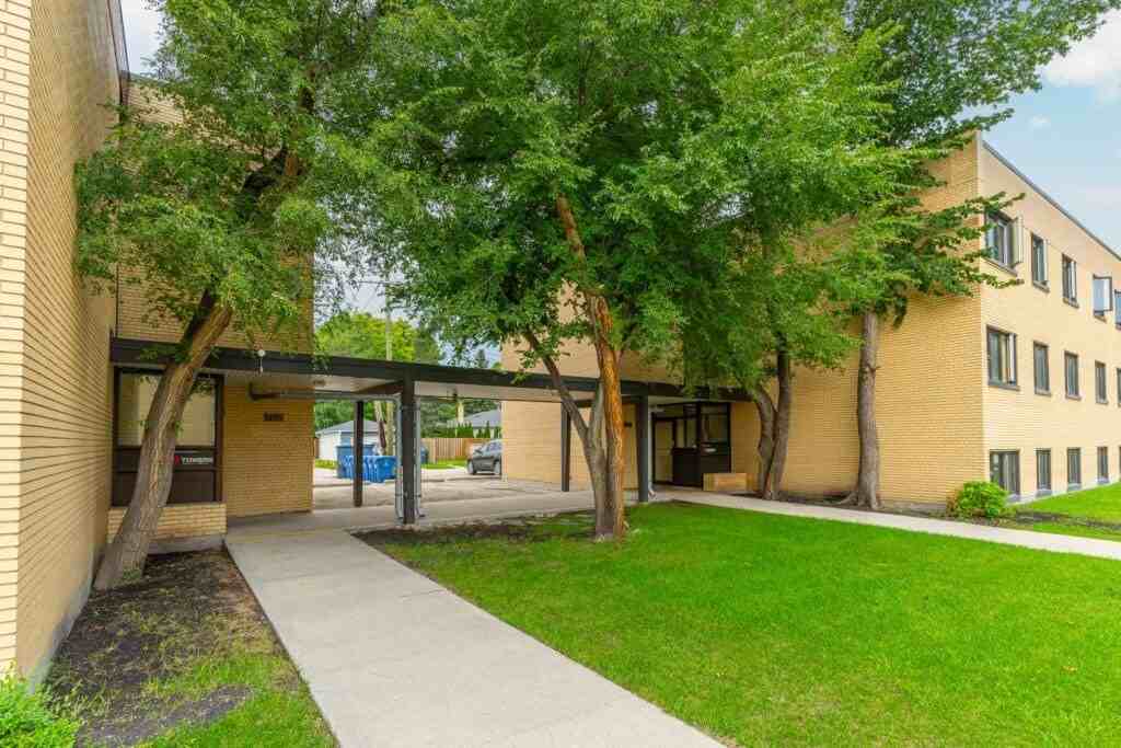 Lady Dale & Lady Robin - Photo 3 of 3