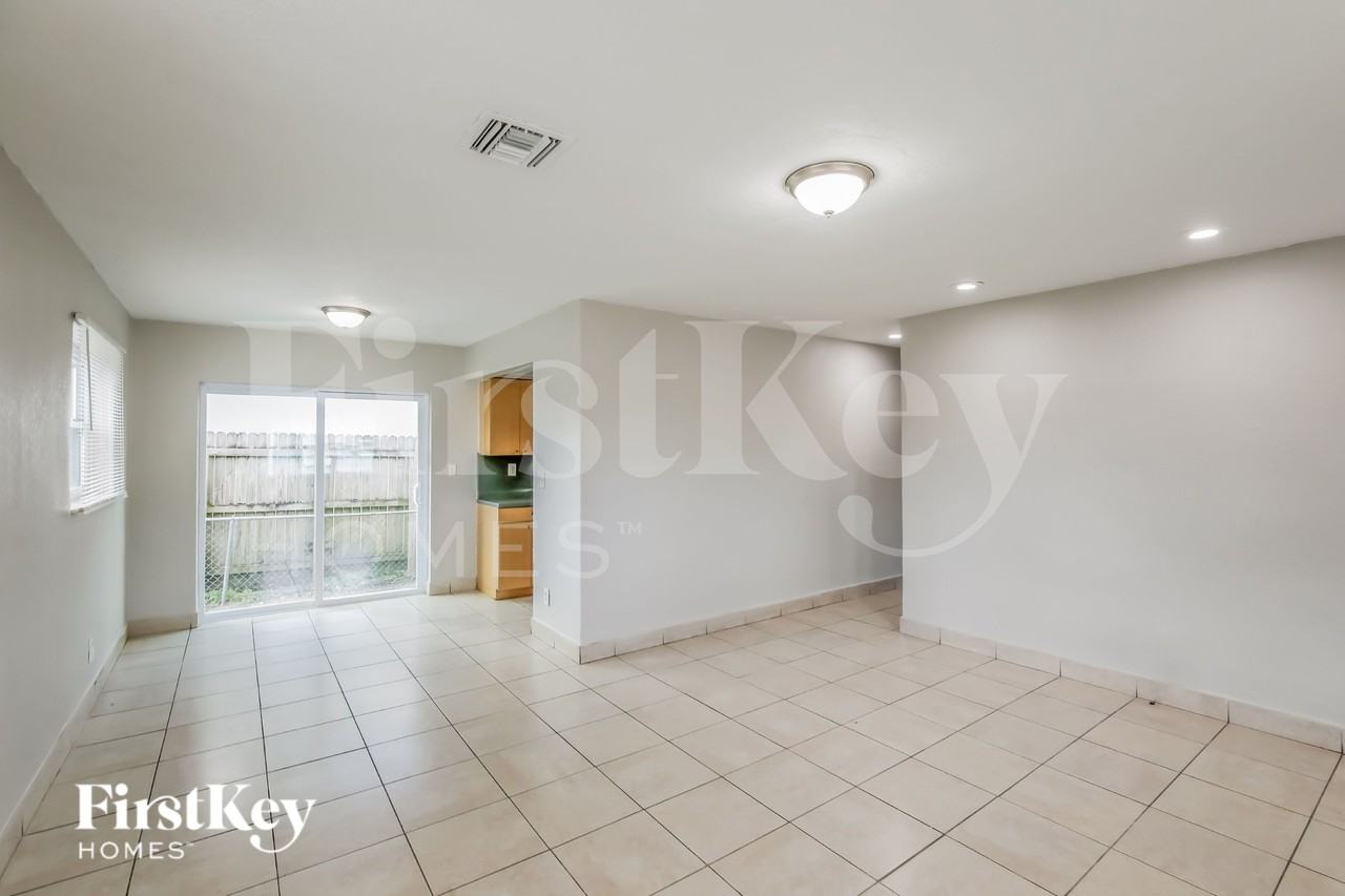 5649 Sw 36th Ct - Photo 2 of 19