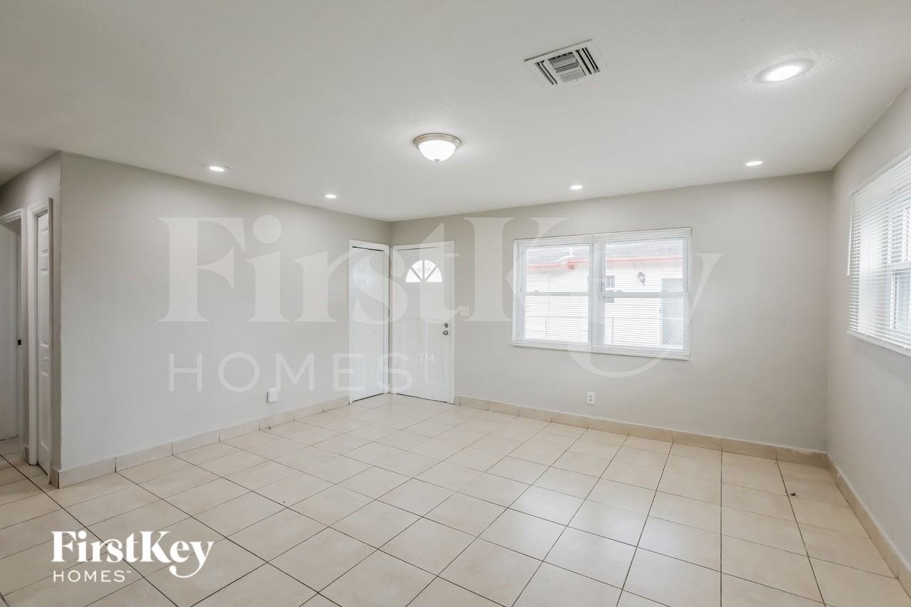 5649 Sw 36th Ct - Photo 3 of 19