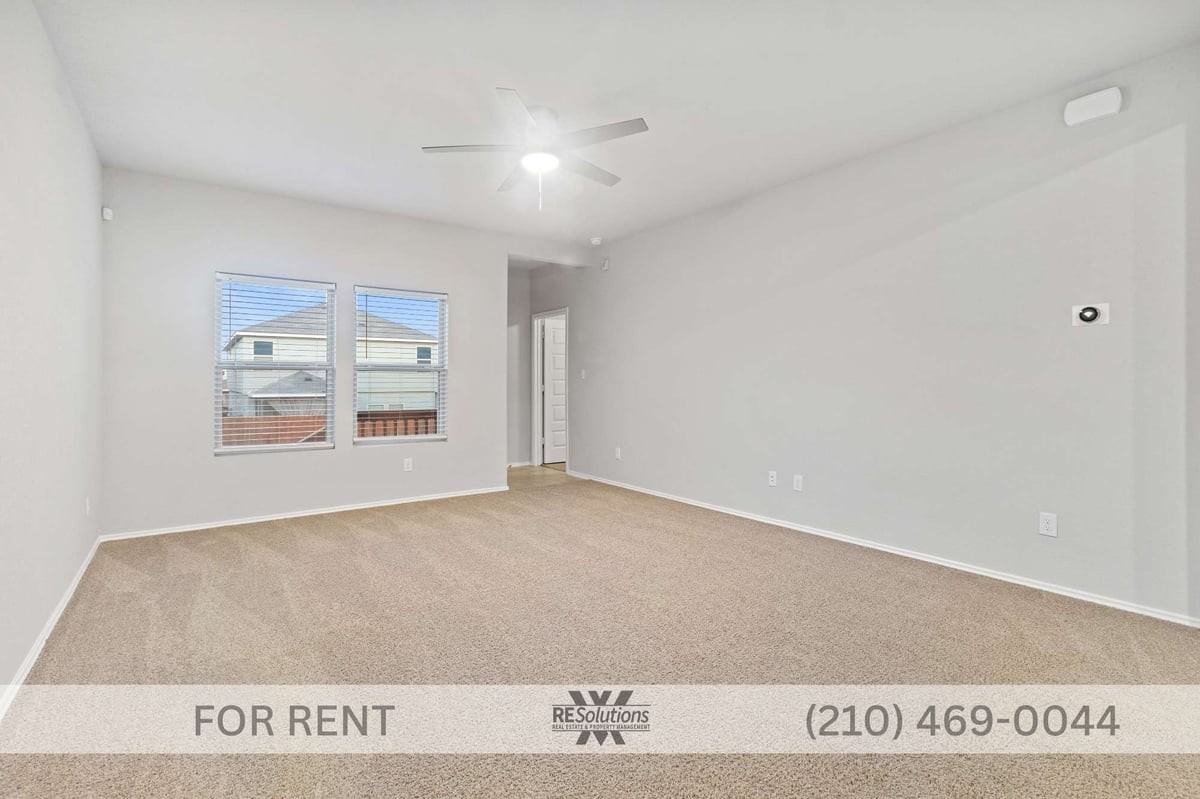 5526 Daniel Way - Photo 4 of 13