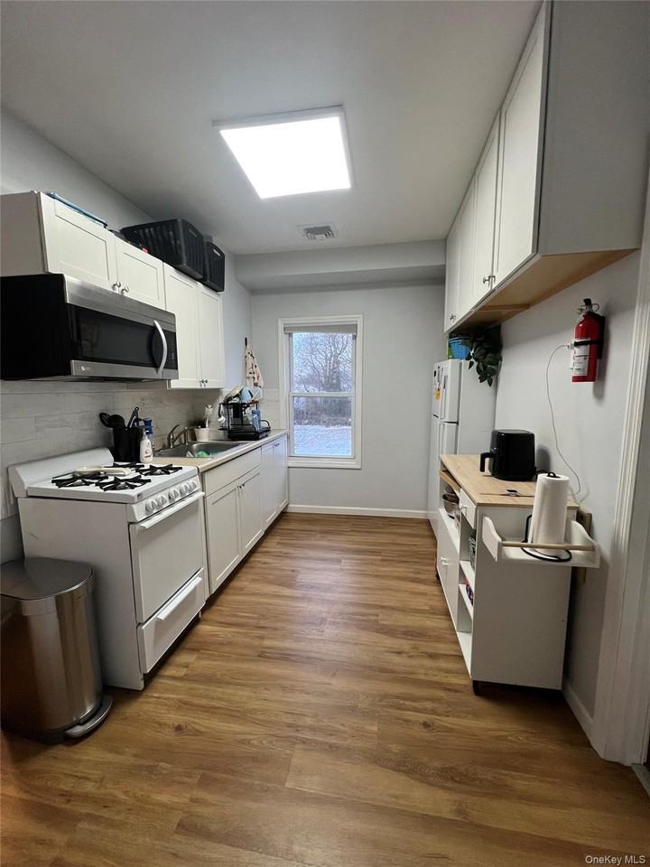 40 Tyler Ave ##4d - Photo 2 of 6