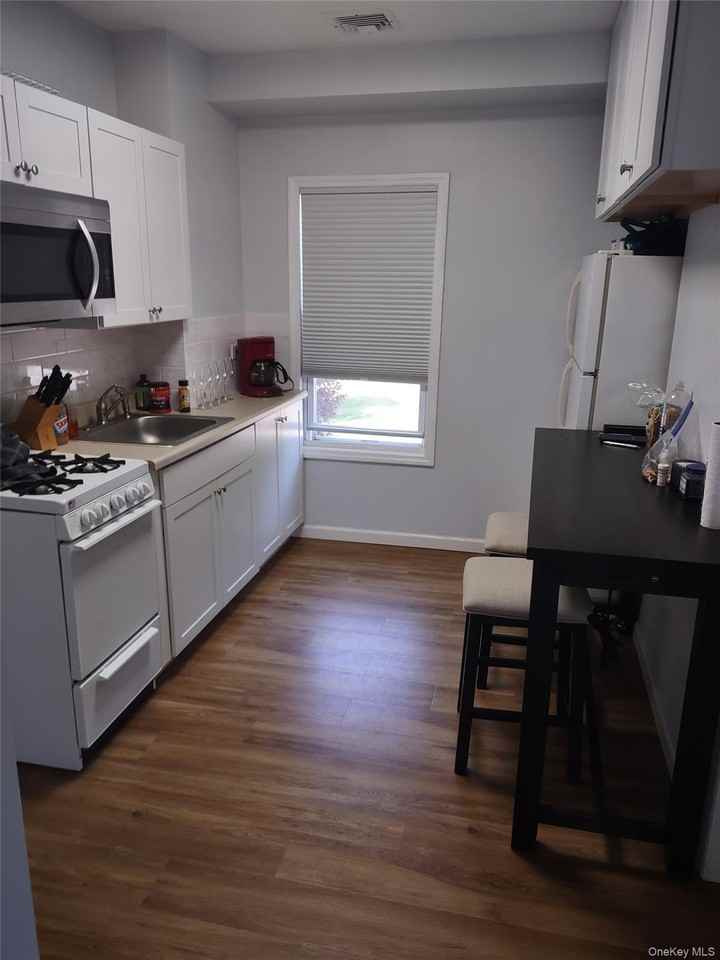 40 Tyler Ave ##4d - Photo 3 of 6