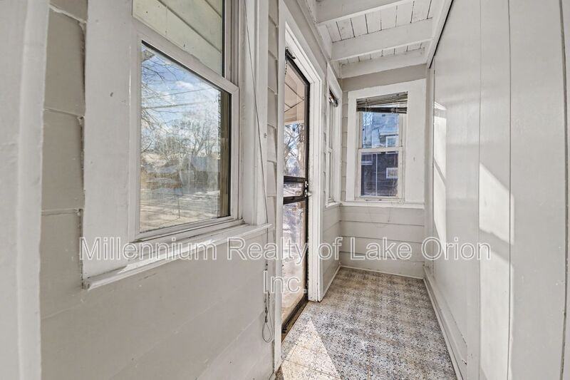 419 W Iroquois Rd - Photo 3 of 28