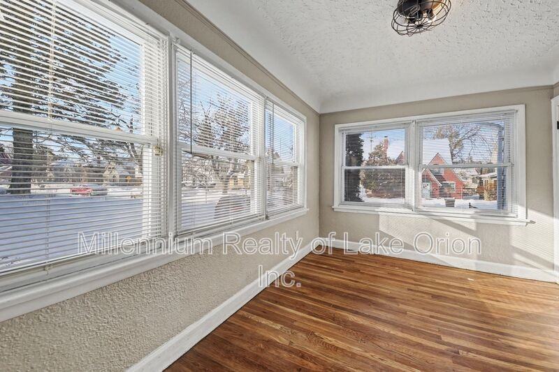 419 W Iroquois Rd - Photo 7 of 28