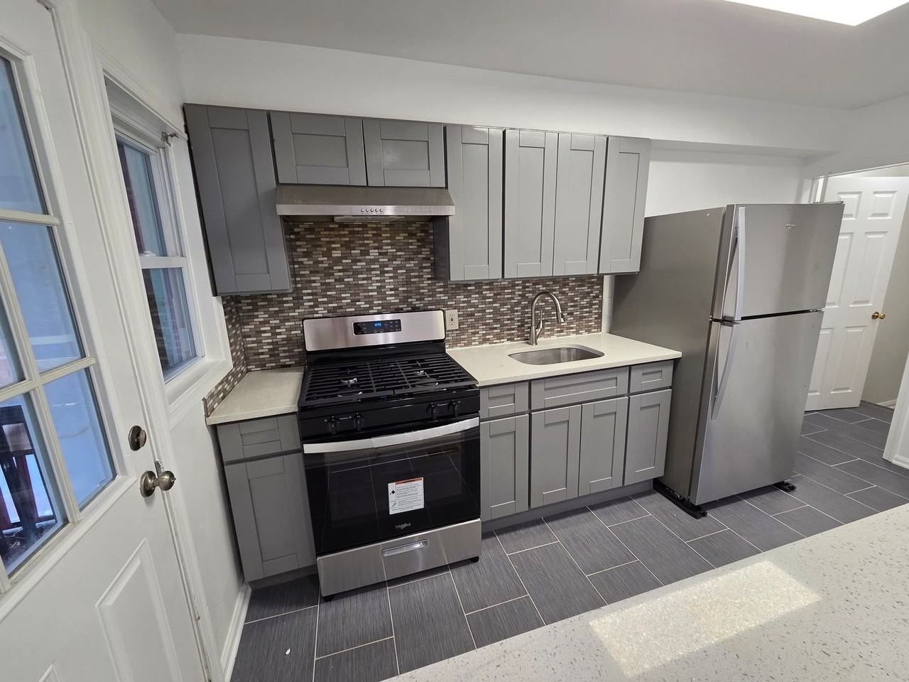 7526 Durwood Rd - Photo 4 of 13