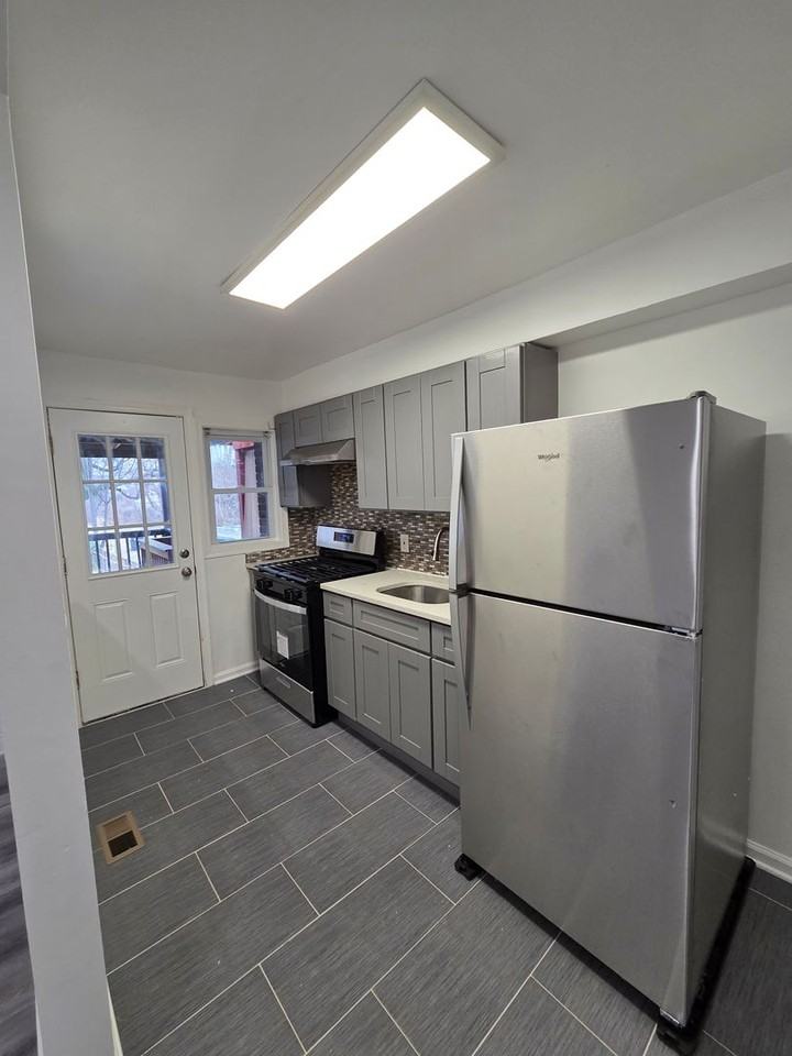 7526 Durwood Rd - Photo 5 of 13