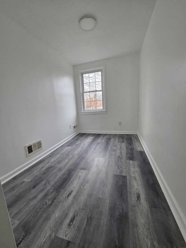 7526 Durwood Rd - Photo 7 of 13