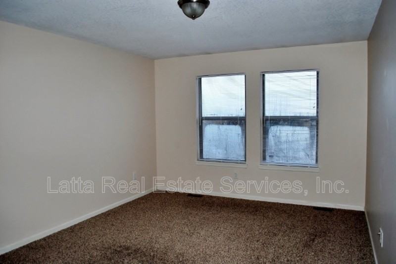 151 Nw Barr Rd - Photo 5 of 14