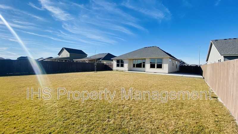 3907 Charleston Ln - Photo 2 of 20