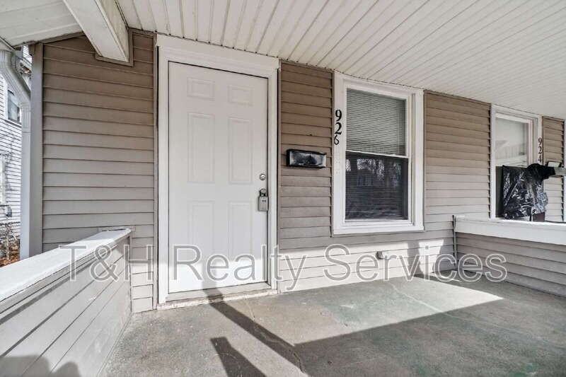 926 W 32nd St - Photo 4 of 33