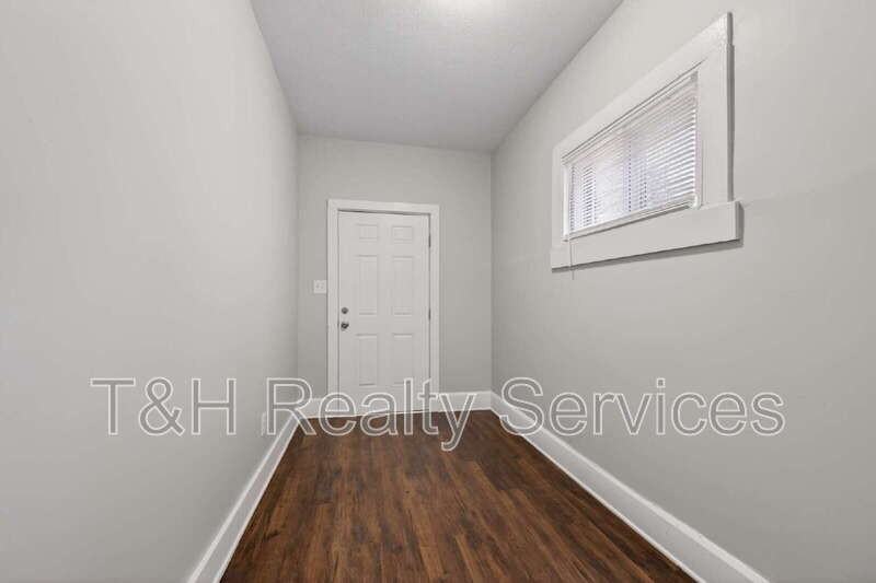 926 W 32nd St - Photo 5 of 33