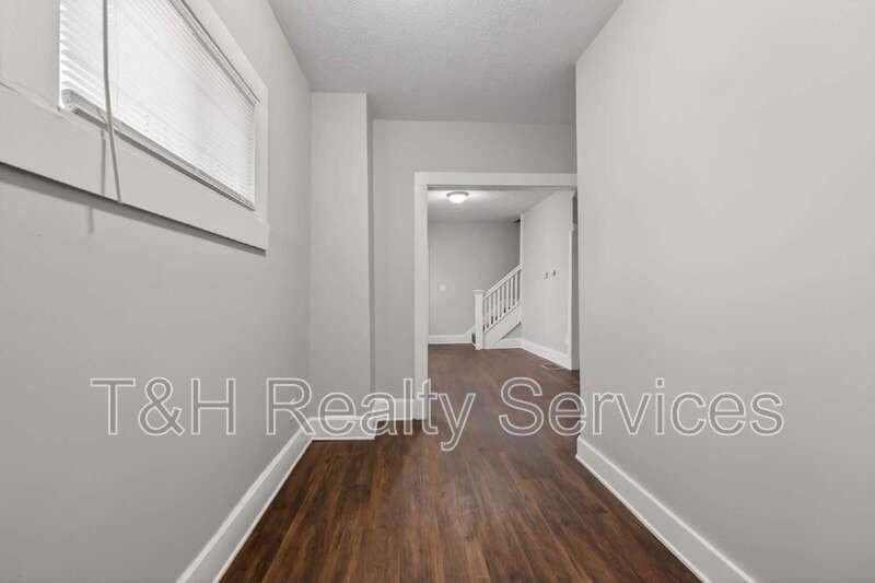 926 W 32nd St - Photo 6 of 33