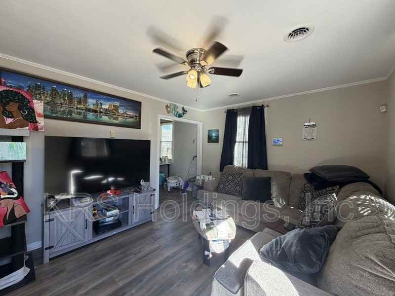 2803 Rosalee Dr - Photo 2 of 9