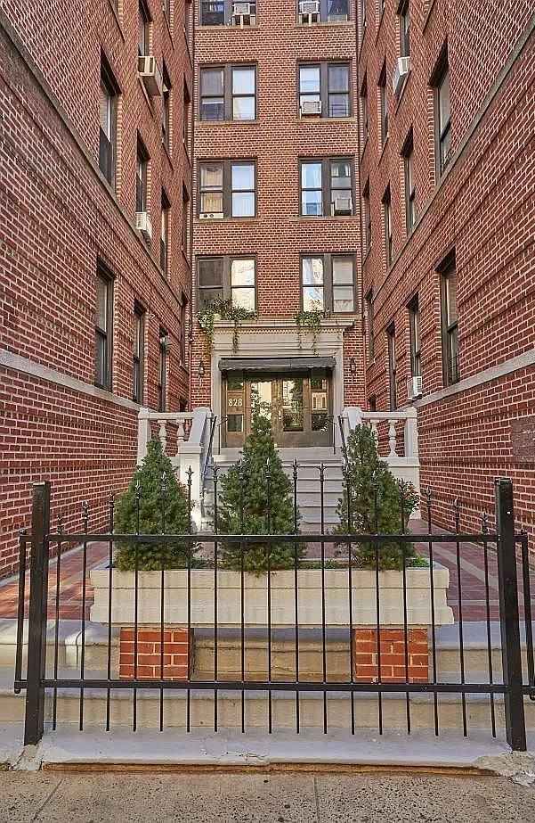 828 Gerard Ave #1E - Photo 5 of 6