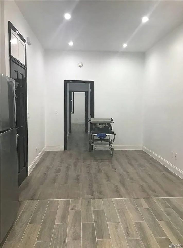 484 Onderdonk Ave #2L - Photo 3 of 9