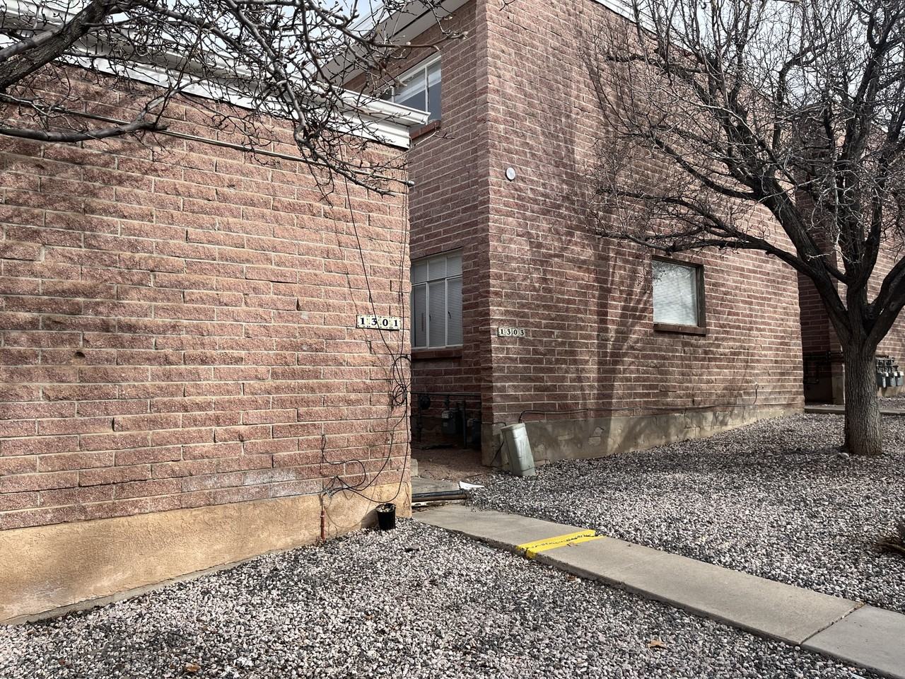 1301 Tijeras Ave Ne - Photo 2 of 9