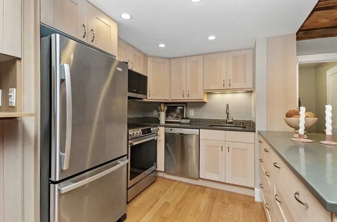 110 Commercial St #2 - Photo 5 of 7