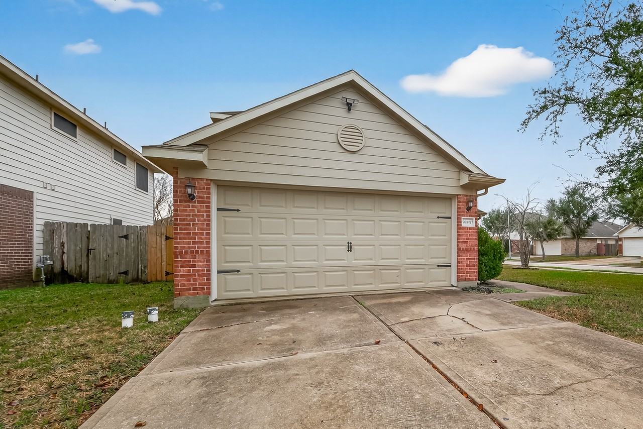 10902 Clear Villa Ln - Photo 3 of 40