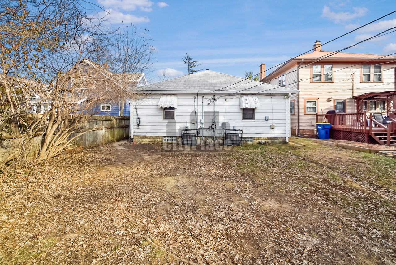 912 N Bancroft St - Photo 5 of 17