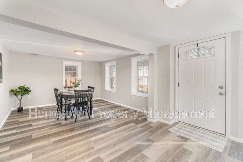 28 W Main St