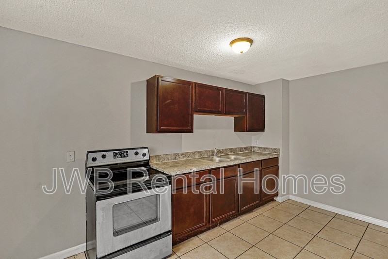 1840 Broadway Ave - Photo 5 of 17