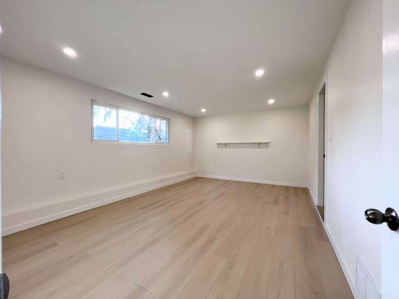 7411 Thormanby Crescent - Photo 3 of 10