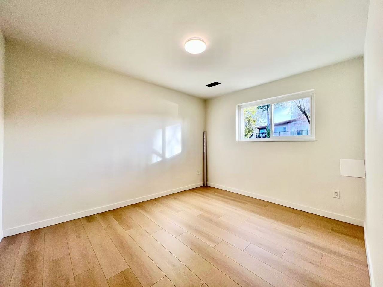 7411 Thormanby Crescent - Photo 4 of 10