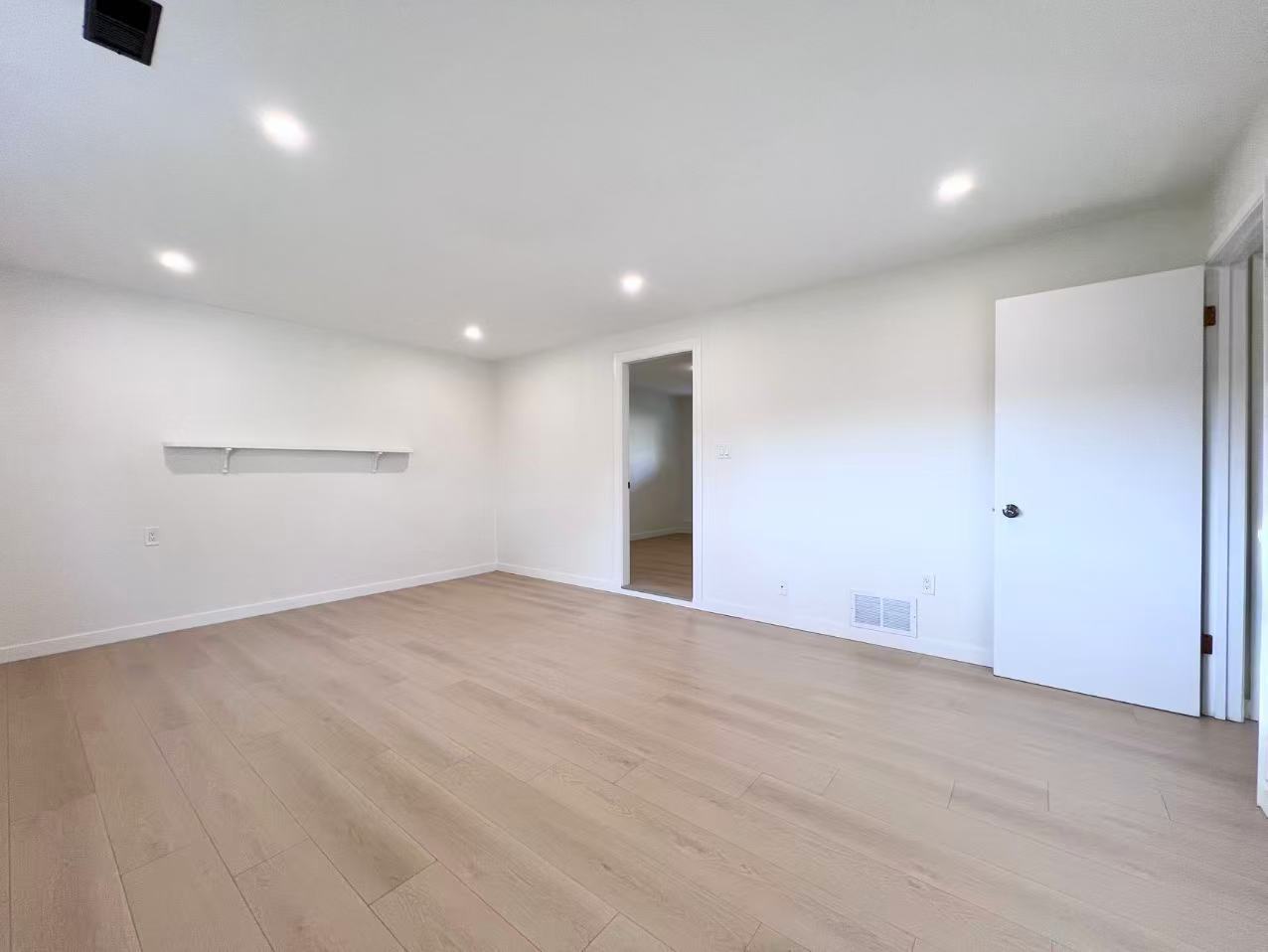 7411 Thormanby Crescent - Photo 7 of 10