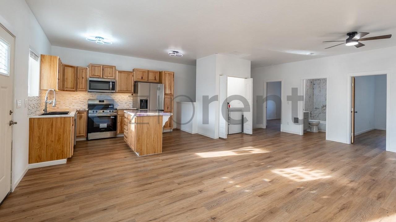 307 E Thorn St - Photo 4 of 37