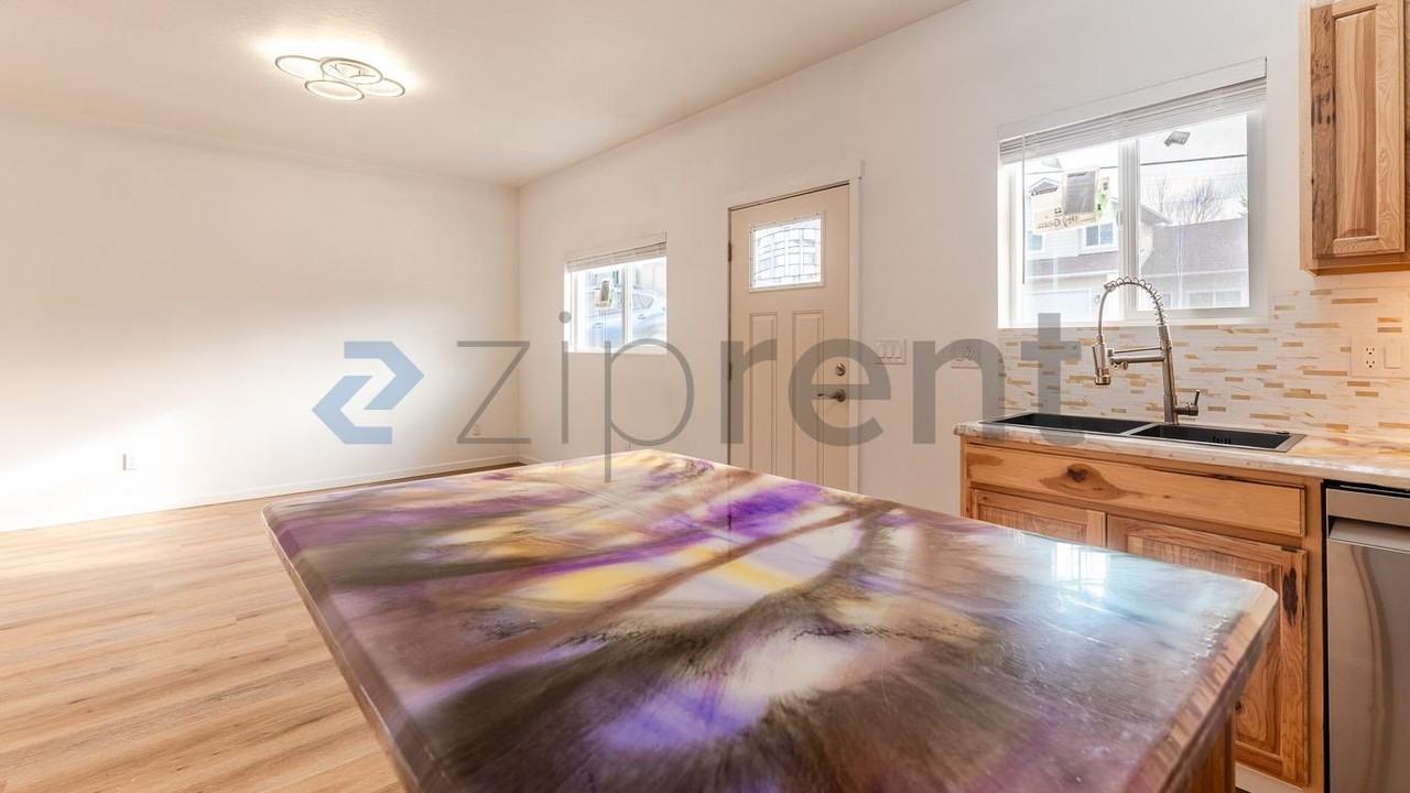 307 E Thorn St - Photo 6 of 37