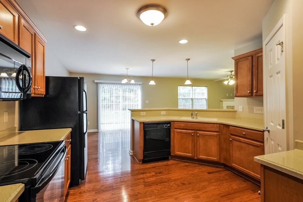 1452 Cairo Way - Photo 7 of 20