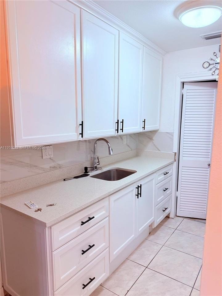 824 Sw 12th Ct #826 - Photo 5 of 22