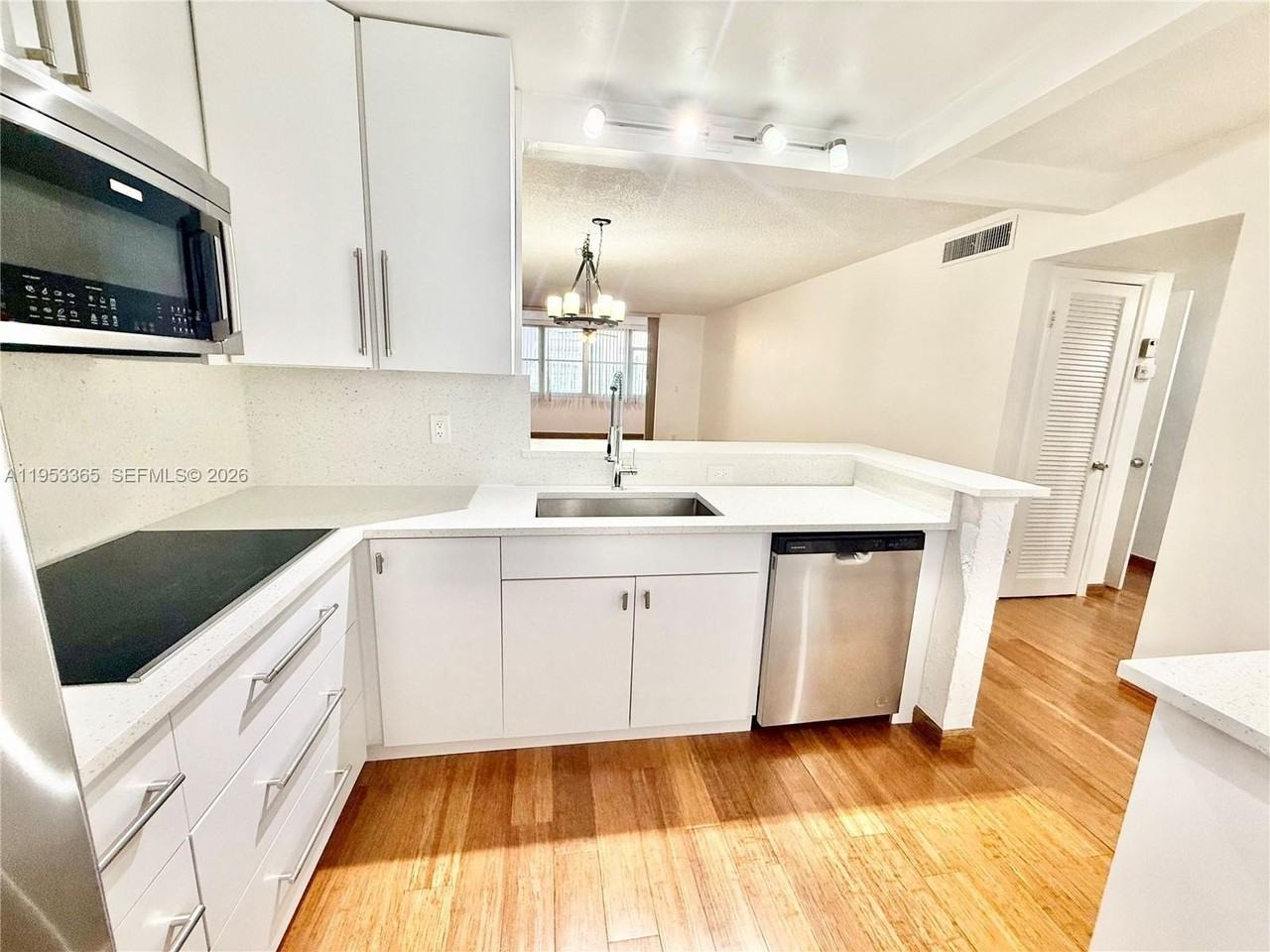 901 Ne 14th Ave #104 - Photo 3 of 14