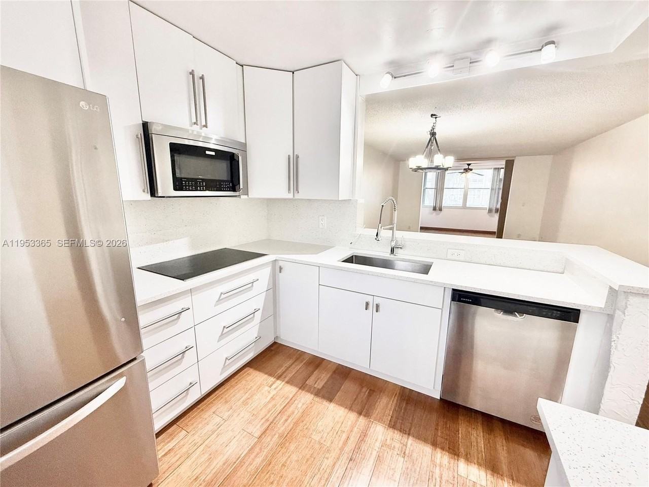 901 Ne 14th Ave #104 - Photo 4 of 14