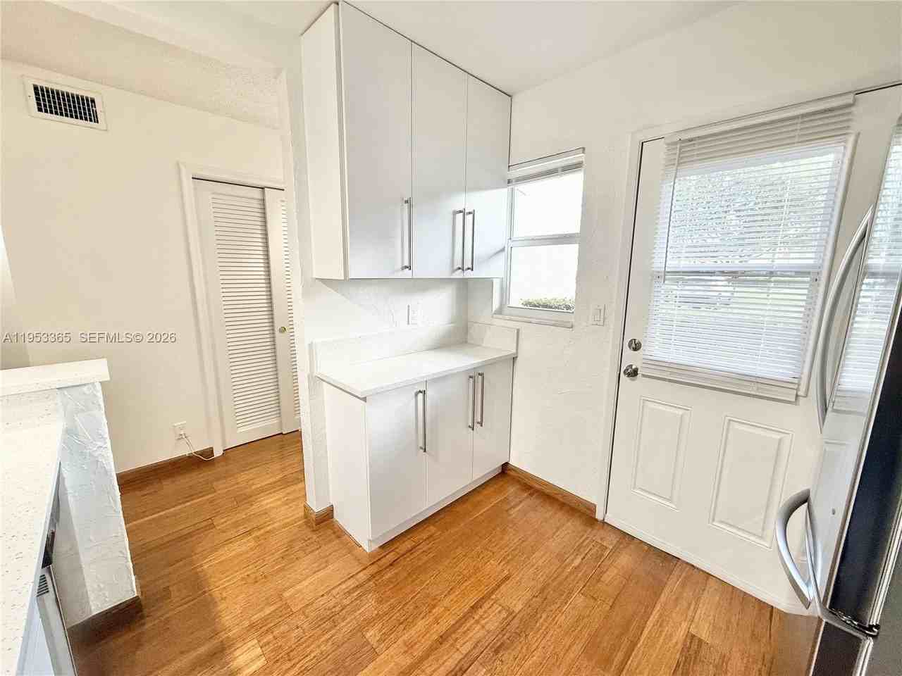 901 Ne 14th Ave #104 - Photo 5 of 14