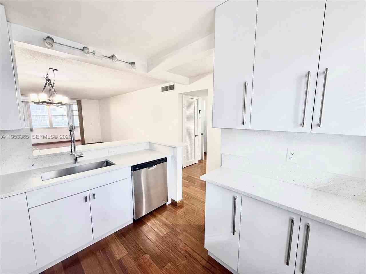 901 Ne 14th Ave #104 - Photo 6 of 14