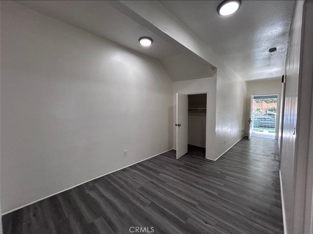 827 W 40th Pl - Photo 4 of 10