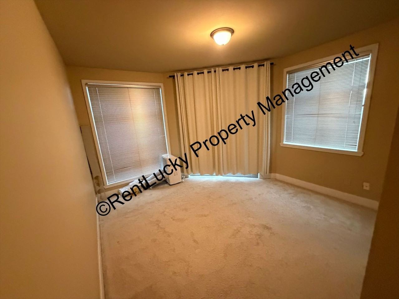 4031 Aurora Ave N - Photo 6 of 10