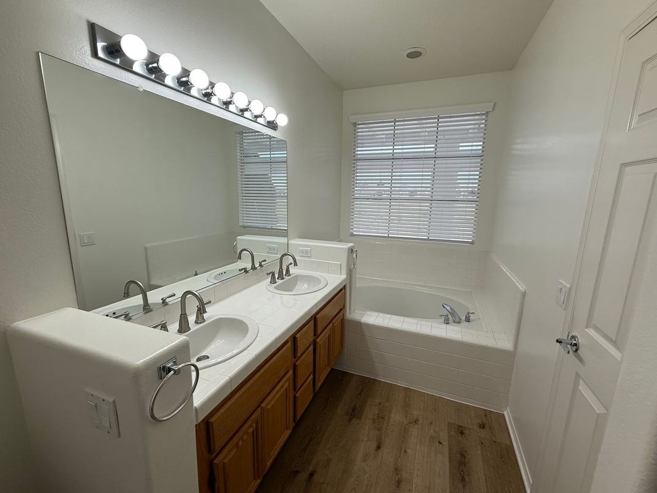 11182 Country Club Dr - Photo 5 of 38