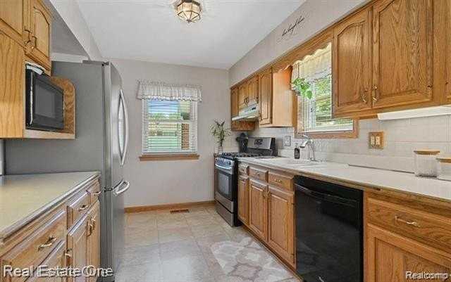 6900 Crestwood St - Photo 4 of 15