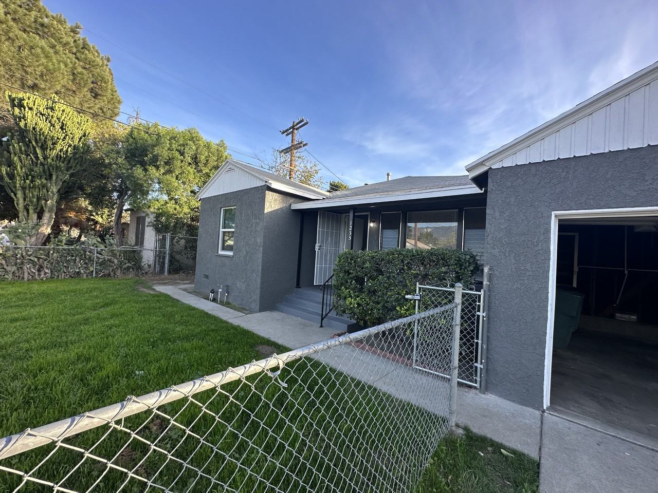 1235 Roxbury Dr - Photo 3 of 19