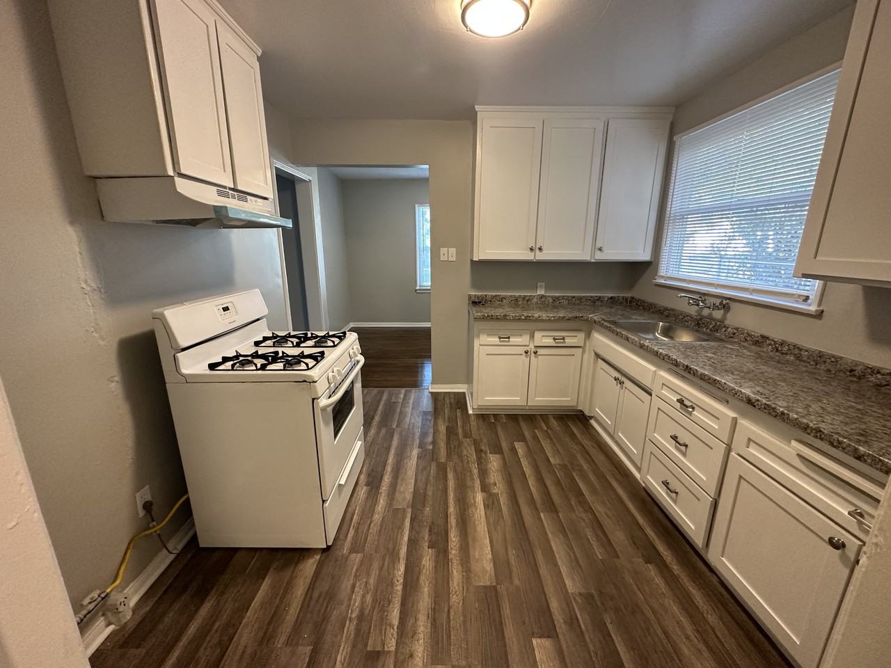 1235 Roxbury Dr - Photo 5 of 19