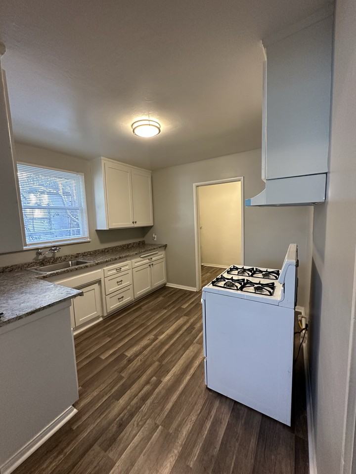 1235 Roxbury Dr - Photo 6 of 19